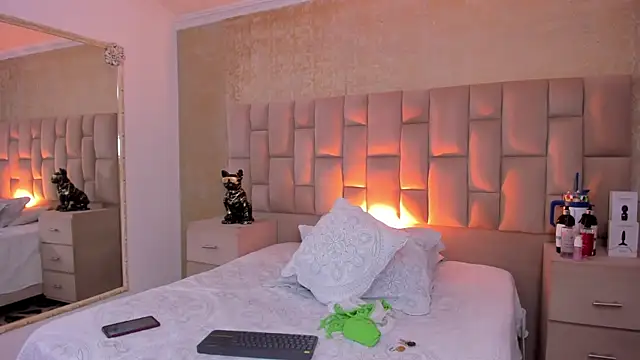 Snapshot of EmmaTorres_ chatting on 10.15.25 EmmaTorres online show from 10.15.25