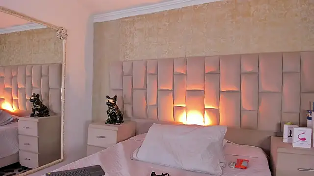 Snapshot of EmmaTorres_ chatting on 11.15.25 EmmaTorres online show from 11.15.25