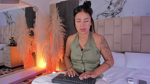 Snapshot of EmmaTorres_ chatting on 02.23.26 EmmaTorres online show from 02.23.26