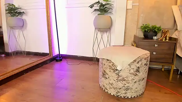 AlessiaLondon online show from 02.21.25