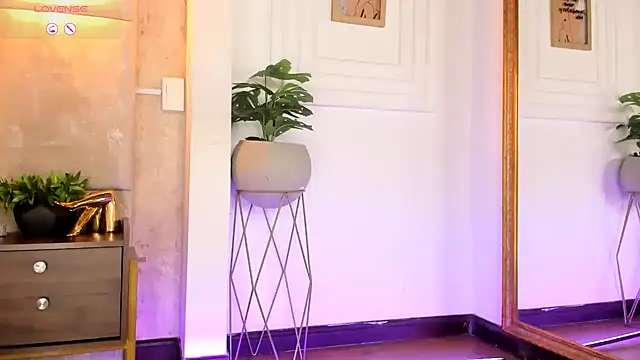 AlessiaLondon online show from 02.28.25