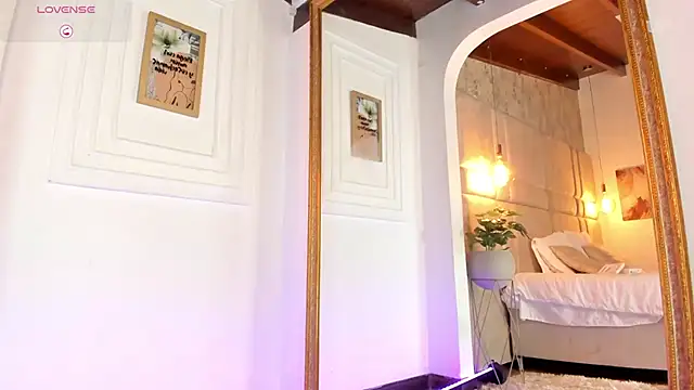 AlessiaLondon online show from 03.07.25