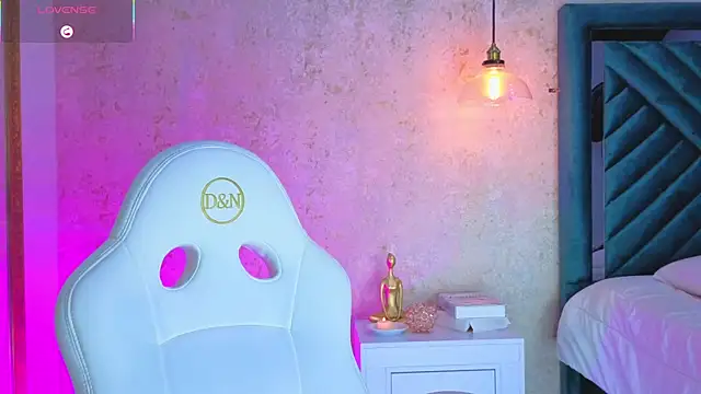 AlessiaLondon online show from 11.23.25