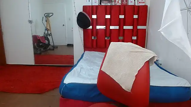 Snapshot of krystal_thomson chatting on 11.10.25 krystal thomson online show from 11.10.25