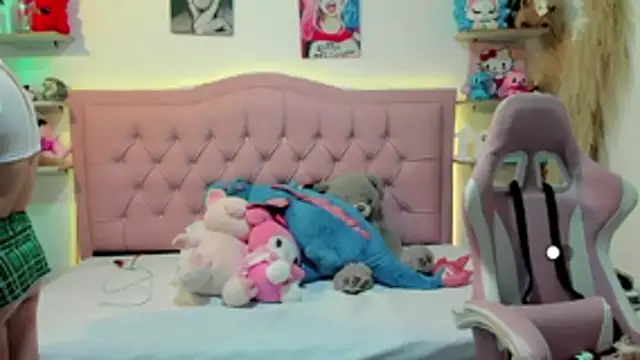 Mia foxx  online show from 11.15.25