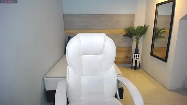 liseth fox online show from 02.20.25