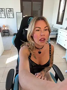 Snapshot of Lara_Bergmann chatting on 12.18.24 Lara Bergmann online show from 12.18.24