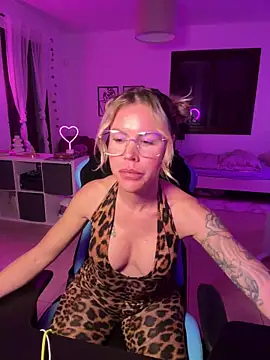 Snapshot of Lara_Bergmann chatting on 01.27.25 Lara Bergmann online show from 01.27.25