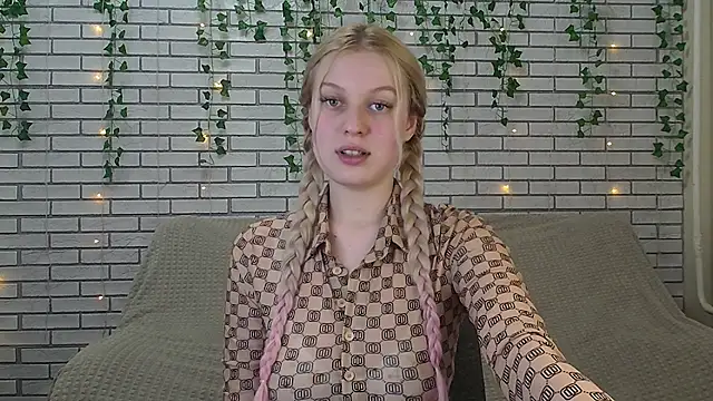 EmiliaDuchess online show from 12.13.24