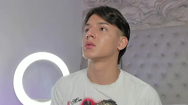 Snapshot of Kev_jenner chatting on 09.13.25 Kev jenner online show from 09.13.25