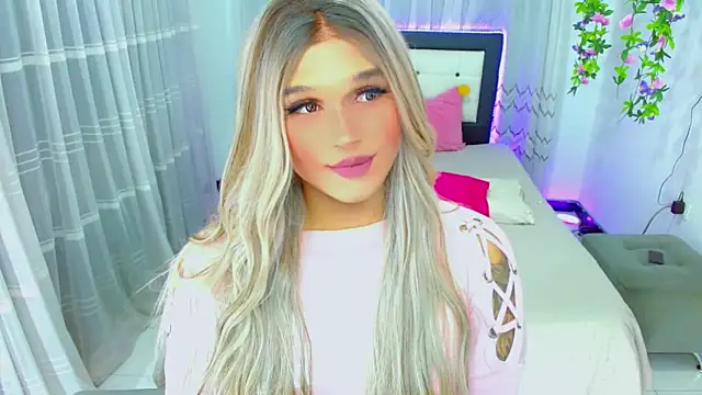 Snapshot of TaylorMon chatting on 05.19.26 TaylorMon online show from 05.19.26