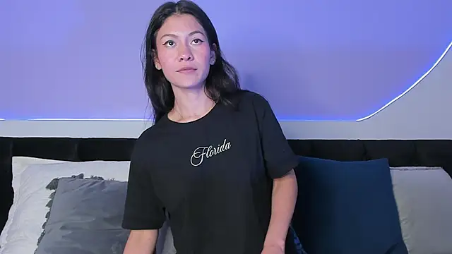 Julieta Cortes   online show from 03.22.25