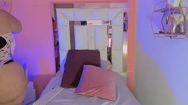 Alanna hot3 online show from 12.20.25