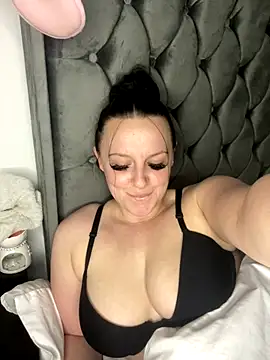 Snapshot of riri_bstvx chatting on 10.14.25 riri bstvx online show from 10.14.25