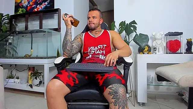 Snapshot of Johnnygrayson1 chatting on 11.02.25 Johnnygrayson1 online show from 11.02.25