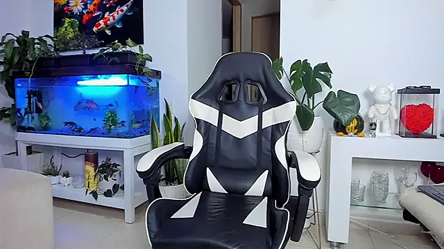 Snapshot of Johnnygrayson1 chatting on 11.04.25 Johnnygrayson1 online show from 11.04.25