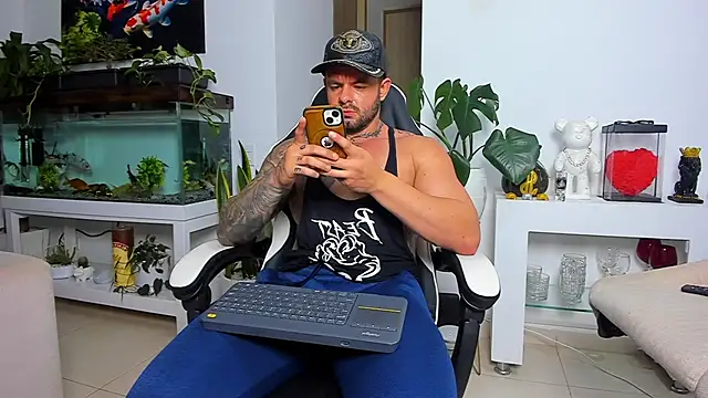 Snapshot of Johnnygrayson1 chatting on 11.05.25 Johnnygrayson1 online show from 11.05.25