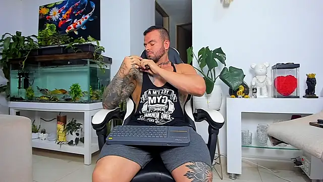 Snapshot of Johnnygrayson1 chatting on 11.07.25 Johnnygrayson1 online show from 11.07.25