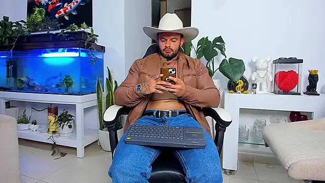 Snapshot of Johnnygrayson1 chatting on 11.10.25 Johnnygrayson1 online show from 11.10.25