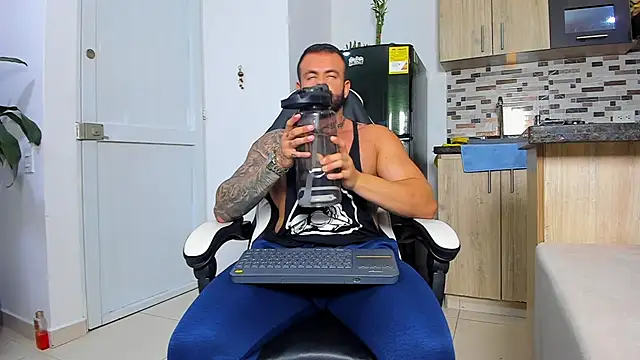 Snapshot of Johnnygrayson1 chatting on 11.27.25 Johnnygrayson1 online show from 11.27.25