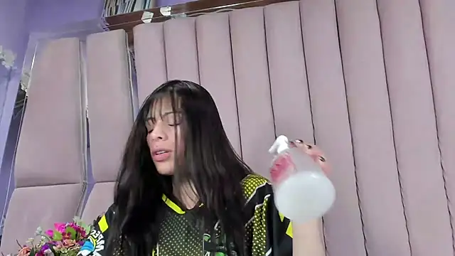 Snapshot of Sasha_Petitte chatting on 12.21.25 Sasha Petitte online show from 12.21.25