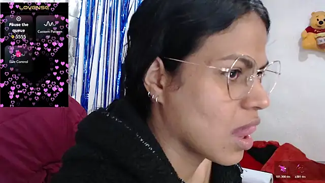 Snapshot of SweetAlmaa chatting on 10.27.25 SweetAlmaa online show from 10.27.25