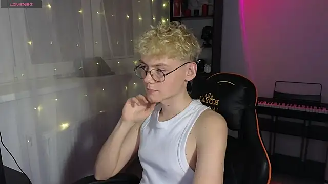 Snapshot of Keytaro chatting on 03.22.25 Keytaro online show from 03.22.25