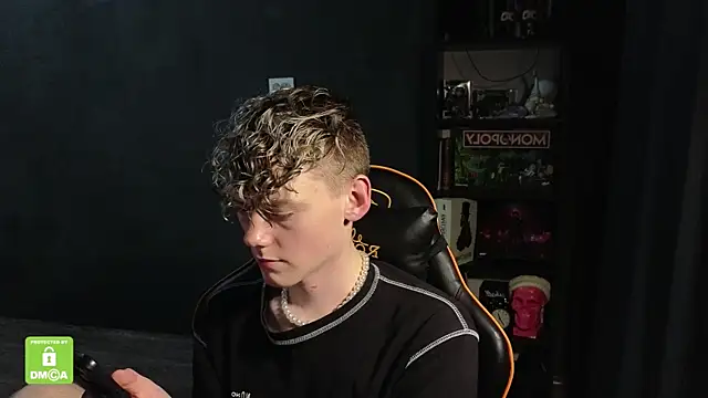 Snapshot of Keytaro chatting on 11.24.25 Keytaro online show from 11.24.25