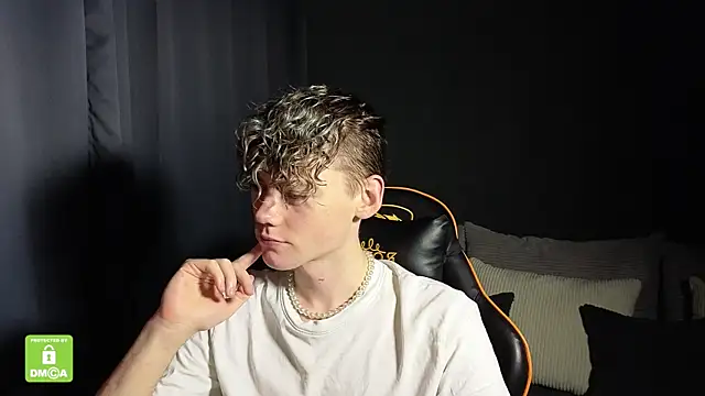 Snapshot of Keytaro chatting on 12.21.25 Keytaro online show from 12.21.25