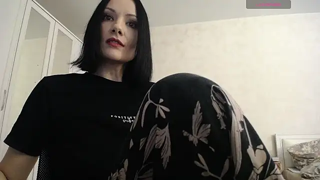 Snapshot of Devil_Goddess chatting on 12.15.25 Devil Goddess online show from 12.15.25