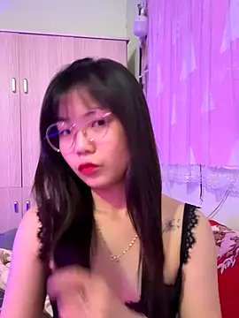 Maeve2k5 online show from 10.30.25