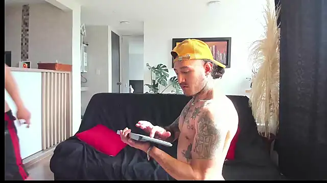 Snapshot of MARCELOANDLUCIAN chatting on 02.24.25 MARCELOANDLUCIAN online show from 02.24.25