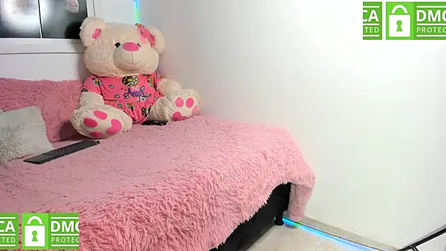 Snapshot of Sarah_paul chatting on 02.11.25 Sarah paul online show from 02.11.25