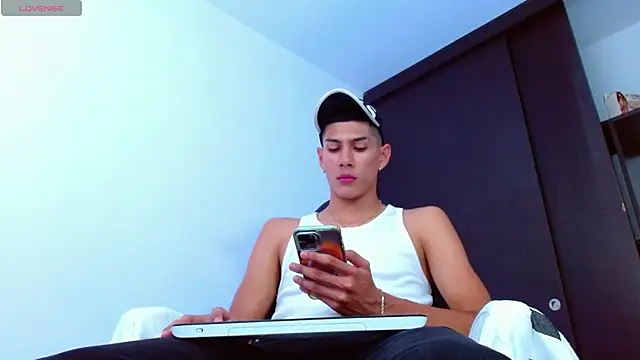 Snapshot of Valerio_20 chatting on 03.17.25 Valerio 20 online show from 03.17.25