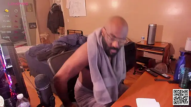 Snapshot of MrChuckDailyXXX chatting on 12.06.24 MrChuckDailyXXX online show from 12.06.24