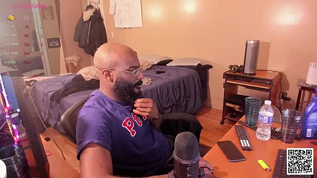 Snapshot of MrChuckDailyXXX chatting on 12.07.24 MrChuckDailyXXX online show from 12.07.24