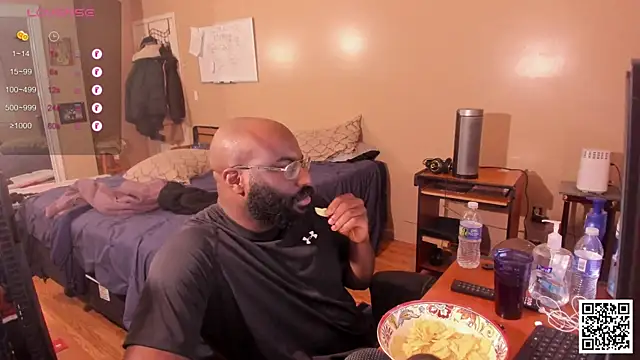 Snapshot of MrChuckDailyXXX chatting on 12.07.24 MrChuckDailyXXX online show from 12.07.24