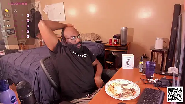 Snapshot of MrChuckDailyXXX chatting on 12.11.24 MrChuckDailyXXX online show from 12.11.24