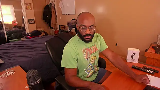 Snapshot of MrChuckDailyXXX chatting on 12.22.24 MrChuckDailyXXX online show from 12.22.24