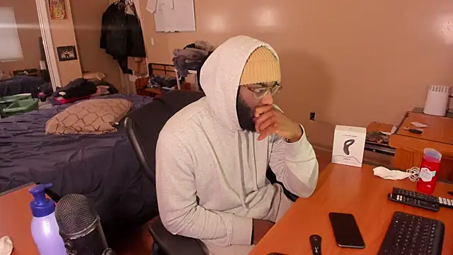 Snapshot of MrChuckDailyXXX chatting on 12.22.24 MrChuckDailyXXX online show from 12.22.24