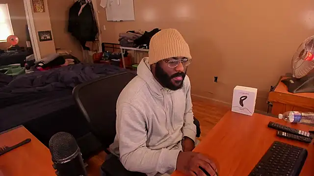 Snapshot of MrChuckDailyXXX chatting on 12.23.24 MrChuckDailyXXX online show from 12.23.24