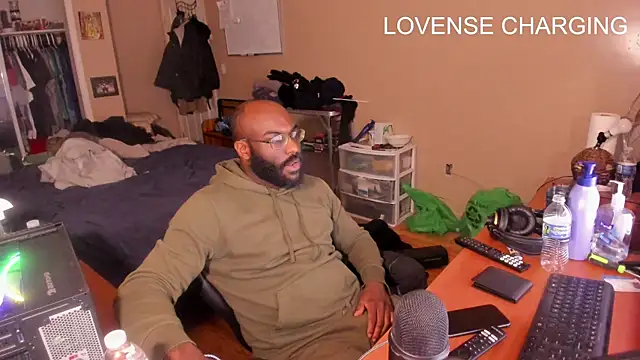 Snapshot of MrChuckDailyXXX chatting on 01.01.25 MrChuckDailyXXX online show from 01.01.25