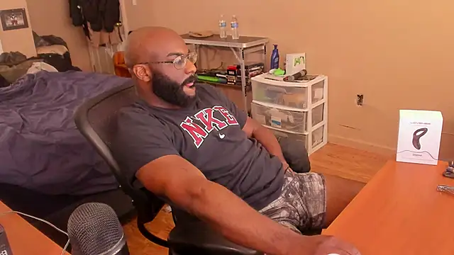 Snapshot of MrChuckDailyXXX chatting on 01.04.25 MrChuckDailyXXX online show from 01.04.25