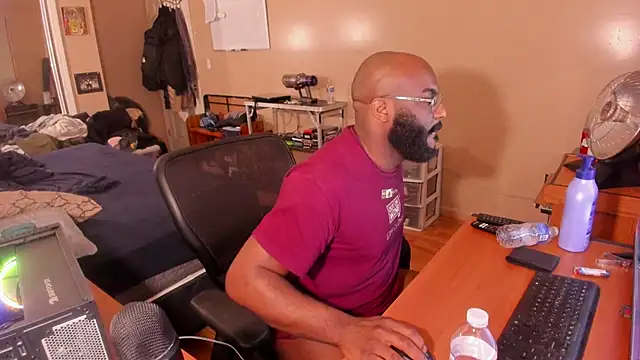 Snapshot of MrChuckDailyXXX chatting on 01.07.25 MrChuckDailyXXX online show from 01.07.25