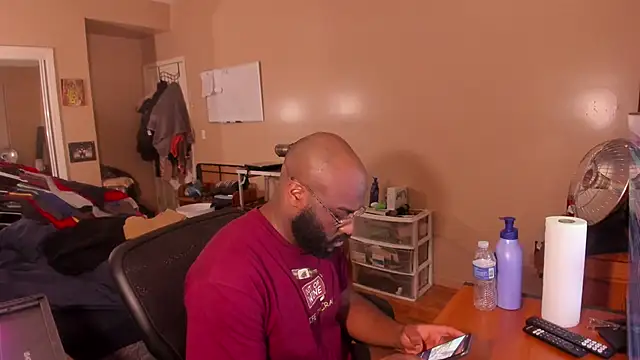 Snapshot of MrChuckDailyXXX chatting on 01.08.25 MrChuckDailyXXX online show from 01.08.25