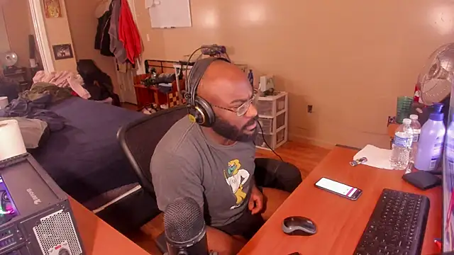 Snapshot of MrChuckDailyXXX chatting on 01.11.25 MrChuckDailyXXX online show from 01.11.25