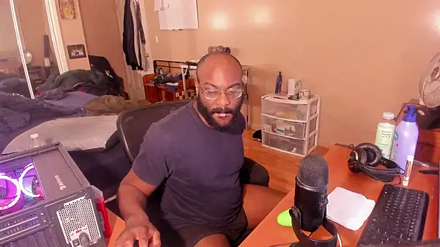 Snapshot of MrChuckDailyXXX chatting on 01.21.25 MrChuckDailyXXX online show from 01.21.25