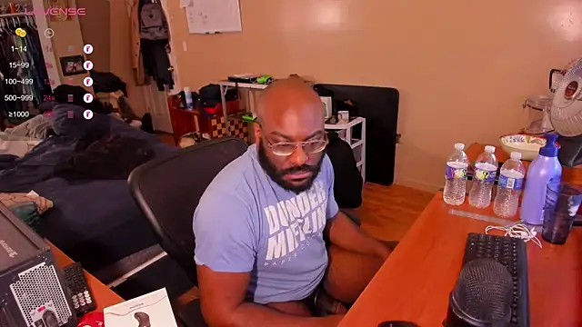 Snapshot of MrChuckDailyXXX chatting on 02.08.25 MrChuckDailyXXX online show from 02.08.25