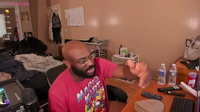 Snapshot of MrChuckDailyXXX chatting on 02.13.25 MrChuckDailyXXX online show from 02.13.25