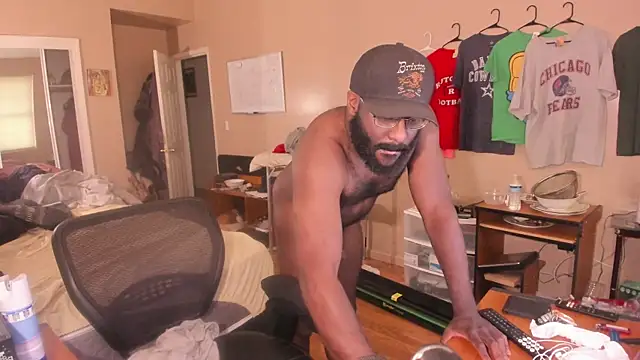 Snapshot of MrChuckDailyXXX chatting on 10.03.25 MrChuckDailyXXX online show from 10.03.25